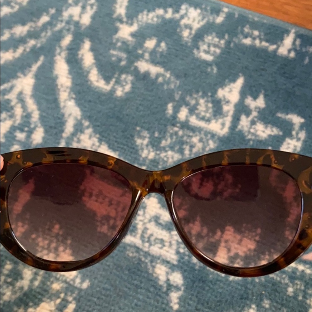 Betsey Johnson tortoiseshell retro cat eye sunnies - Picture 6 of 7